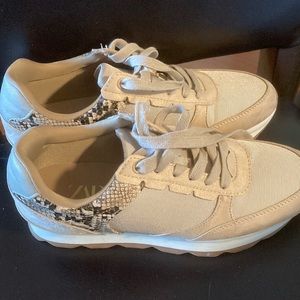 Zara walking comfortable shoes size 7.5 Used once